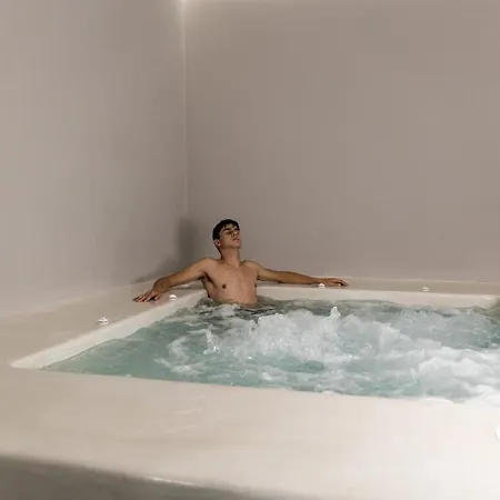 Uncle's House Junior Indoor Pool آداماس