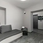 Uncle's House Junior Indoor Pool Apartment *