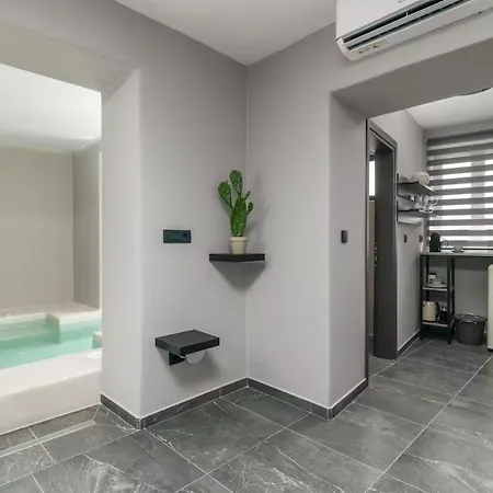 Uncle's House Junior Indoor Pool Apartament Adamantas (Milos)