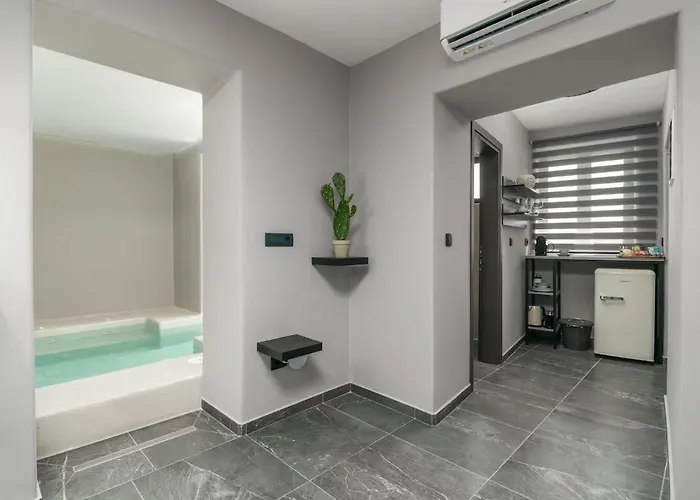 Uncle's House Junior Indoor Pool Apartament Adamantas (Milos)